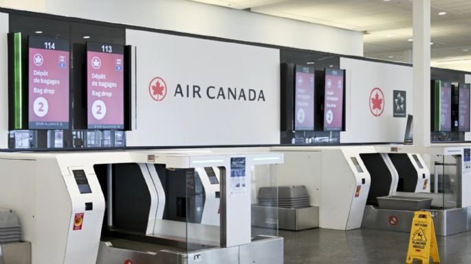 Auxiliares de vuelo continúan en paro laboral y Air Canada suspende reinicio de operaciones