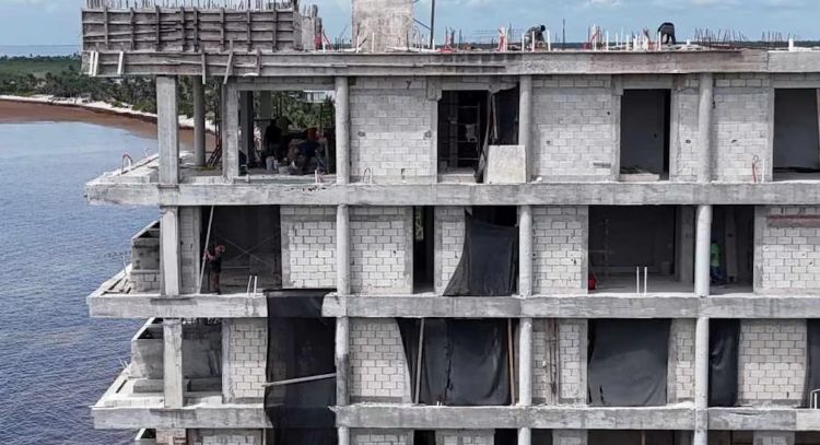 Ordenan demoler el edificio Adamar que pone en riesgo anidación de tortugas marinas en Tulum