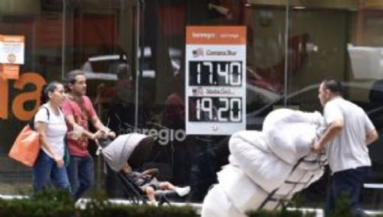 En espera de la decisión monetaria de Banxico, el peso se deprecia ante un dólar fortalecido