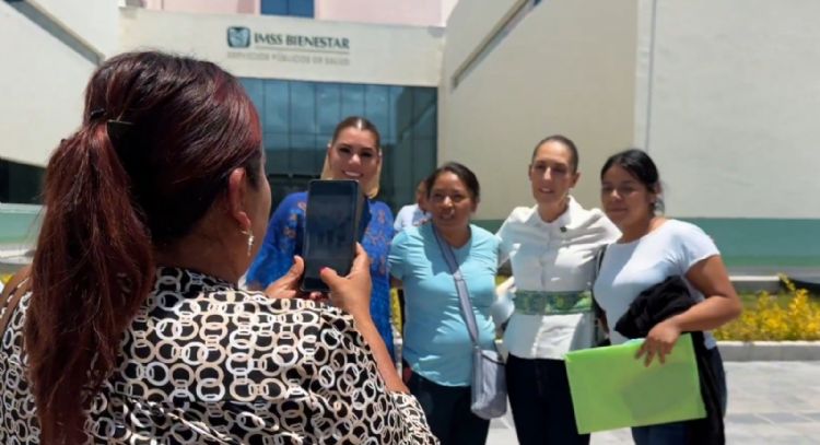 Habitantes de Guerrero reciben con bloqueo a Sheinbaum; los evade en helicóptero