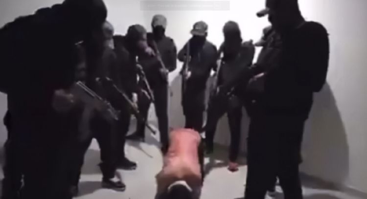 Familia Michoacana difunde interrogatorio a un hombre ligado a la extorsión en Puebla (Video)