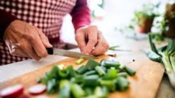 Comer bien en la vejez es clave para mantener la fuerza e independencia, según nutricionista