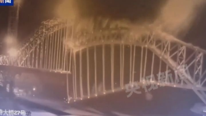 El colapso de un puente en China mata al menos a 12 trabajadores de una construcción (Video)
