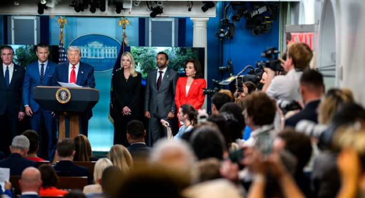 Trump amenaza con revocar los permisos a las televisoras NBC y ABC por ser “sesgadas y mentirosas”