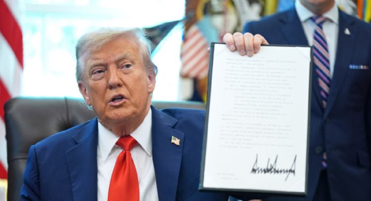 Trump ordena castigar la quema de banderas de EU