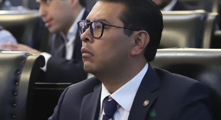 Néstor Camarillo renuncia al PRI y el tricolor pierde vicepresidencia del Senado
