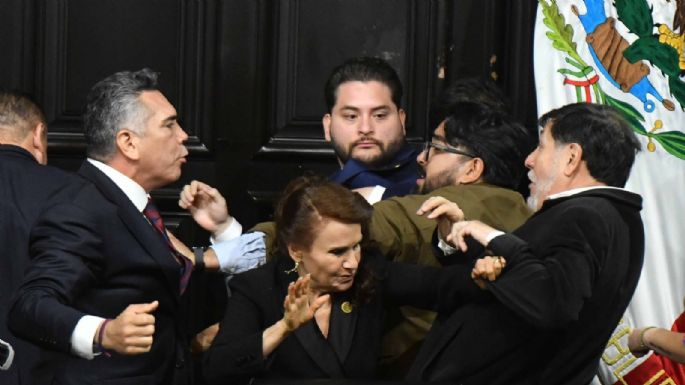 Fernández Noroña y Alito Moreno se pelean a golpes en el Senado (Videos)