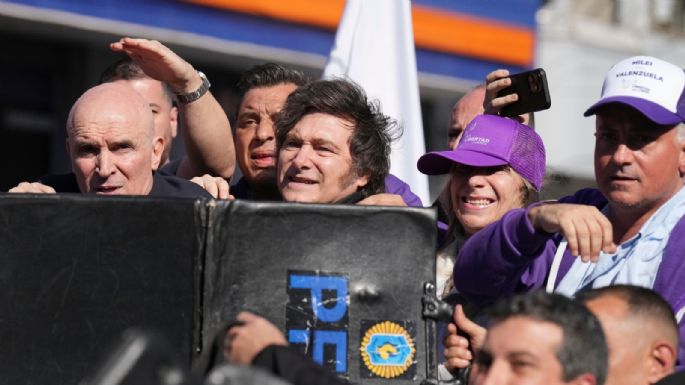 Apedrean a Javier Milei durante una caravana electoral (Video)