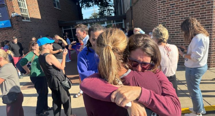 Tiroteo en escuela católica deja 3 muertos, incluido el agresor, y 17 heridos en Minneapolis