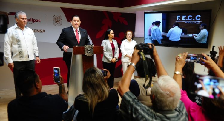 Benefició el ex gobernador Francisco García Cabeza de Vaca con contratos a los hermanos Carmona, den