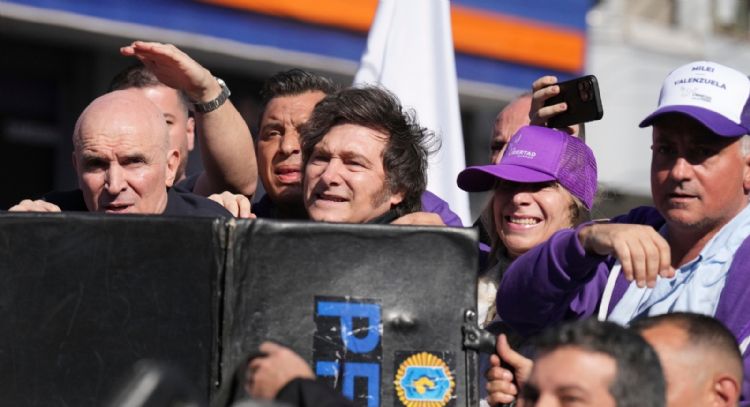 Apedrean a Javier Milei durante una caravana electoral (Video)