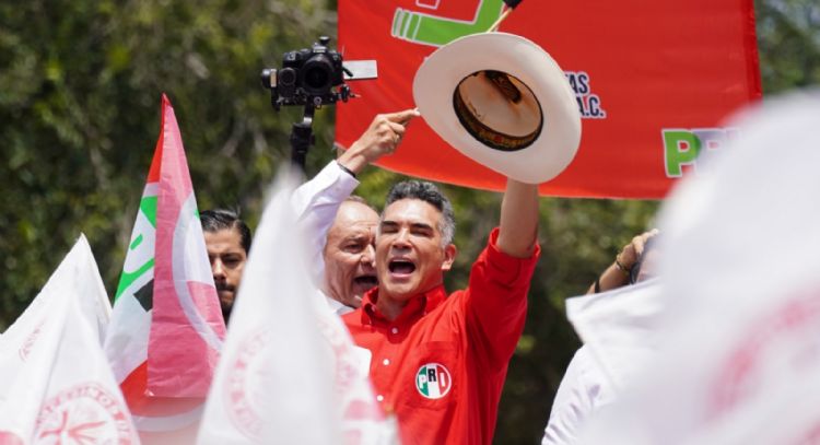 Alejandro “Alito” Moreno marcha con simpatizantes tras gresca con Fernández Noroña