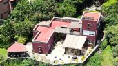 Foto ilustrativa de la nota titulada: Protestan en la casa de Fernández Noroña en Tepoztlán; él afirma que tiene escrituras