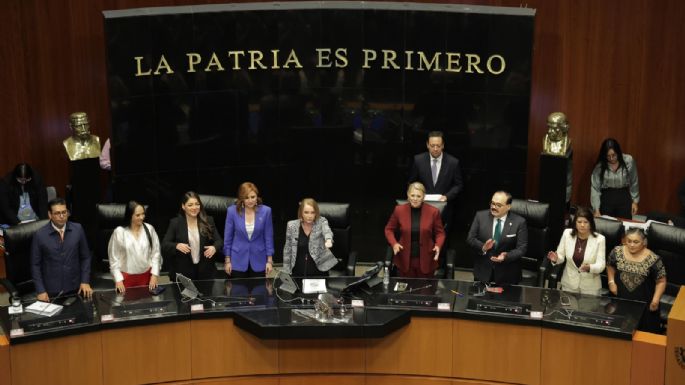 Senadores toman protesta a Laura Itzel Castillo como presidenta de la Mesa Directiva