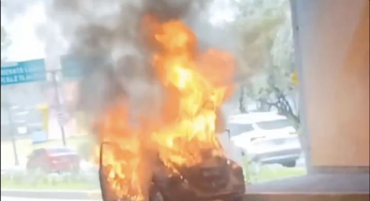 Se incendia un auto en Periférico y Viaducto Tlalpan en CDMX (Video)