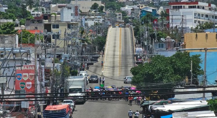 Bloquean avenida en Acapulco tras detención de presuntos extorsionadores en el Mercado Central