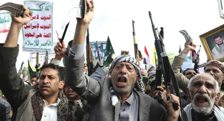 Un ataque aéreo israelí mata al primer ministro rebelde hutí en la capital de Yemen