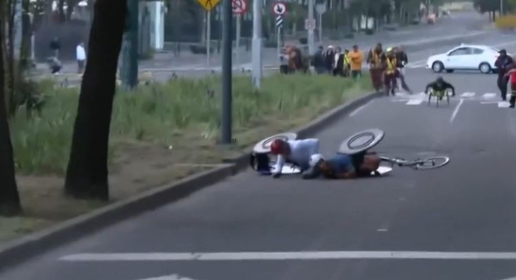 Paratleta denuncia baches y discriminación en premios en maratón de CDMX ante Clara Brugada (Videos)