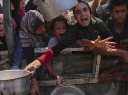 Mueren 20 personas al volcarse un camión con ayuda en Gaza; aumentan víctimas mortales por hambre