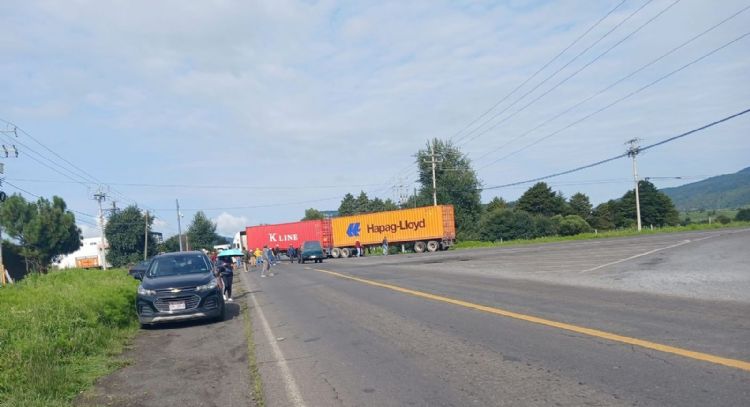 Conmemoran Día de Pueblos Indígenas con bloqueos carreteros en Michoacán
