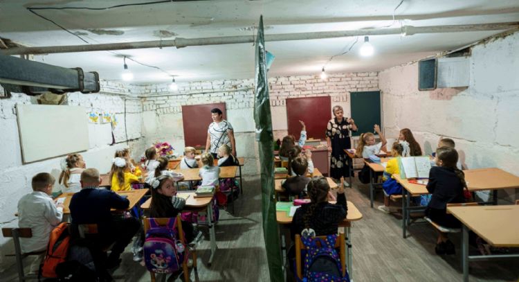 Niños de Ucrania inician el año escolar en aulas subterráneas para evitar las bombas rusas