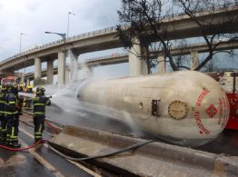 Pipa de gas explotó tras volcar por circular a exceso de velocidad, asegura la Fiscalía de la CDMX