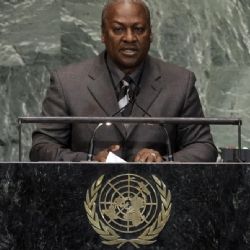 Demanda afirma que EU retuvo a migrantes con camisas de fuerza durante 16 horas en un vuelo a Ghana