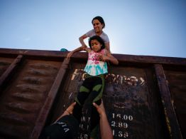 Organizaciones denuncian que EU consolidó estrategia de deportación de migrantes