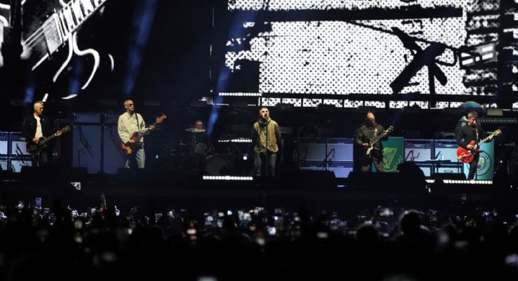 “He estado esperando por esto 15 años”; fans recorren kilómetros para ver a Oasis en México