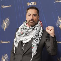Javier Bardem acude a los Emmy con un pañuelo palestino al cuello y denuncia el “genocidio en Gaza”