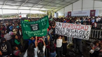 Estudiantes de la UAEM protestan durante la visita de Sheinbaum al Edomex
