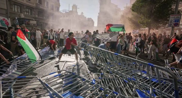 Última etapa de la Vuelta ciclista a España es interrumpida por manifestantes propalestinos