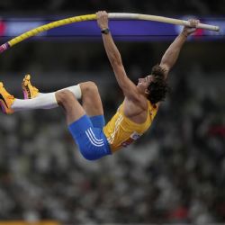 Duplantis rompe récord mundial de salto con pértiga por 14ta vez y gana su tercer título mundial