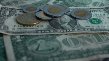 Peso gana mientras aumenta la incertidumbre en los Estados Unidos