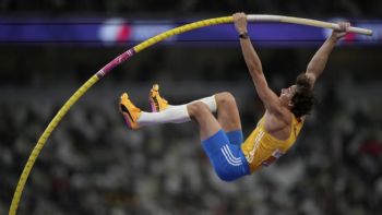 Duplantis rompe récord mundial de salto con pértiga por 14ta vez y gana su tercer título mundial