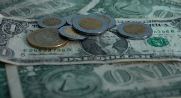 Peso gana en medio de datos de inflación