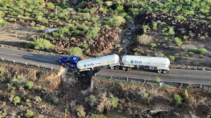 Pipa de gas queda colgada tras colapso de carretera en Mulegé, Baja California Sur