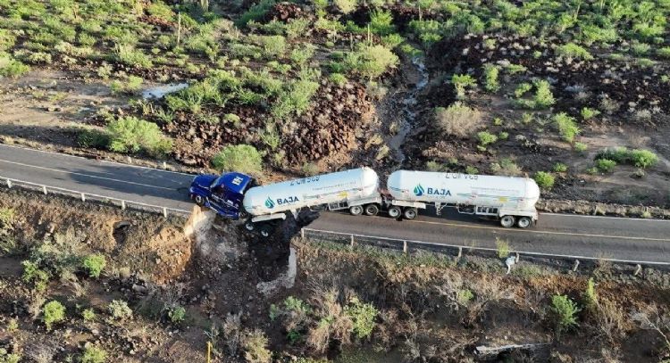 Pipa de gas queda colgada tras colapso de carretera en Mulegé, Baja California Sur
