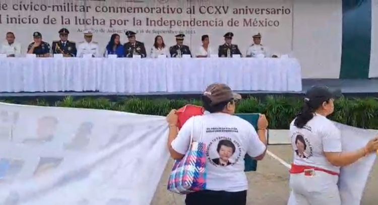 Madres buscadoras reclaman a Abelina López durante desfile por la Independencia (Video)