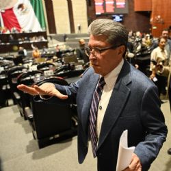 Aprueban en fast track la ley para cancelar suscripciones; Monreal alega estar en buró de crédito