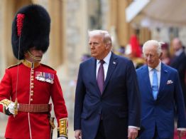 Trump es recibido en Inglaterra con fastuosa pompa y ceremonia