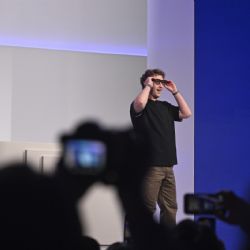 Meta presenta gafas con IA, pantalla y pulsera neural; este es su precio