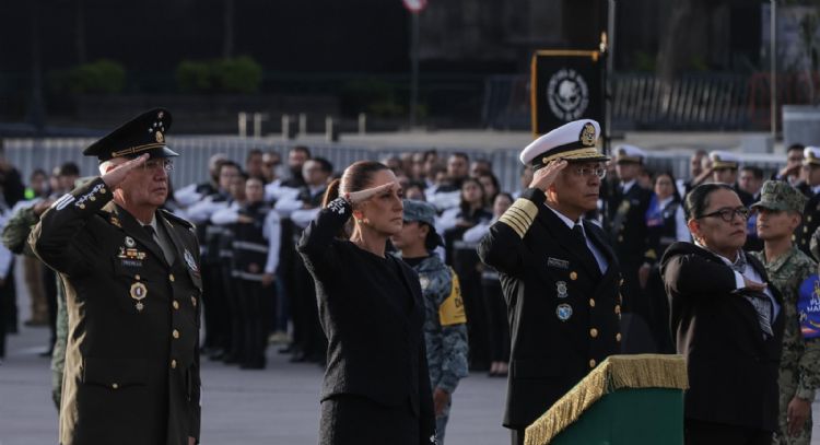 Sheinbaum encabeza el izamiento de la bandera por el aniversario de los sismos de 1985 y 2017