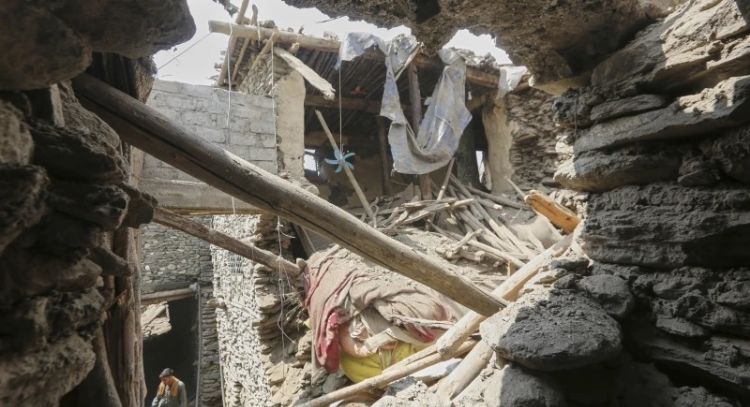 Rescatistas buscan sobrevivientes tras terremoto en Afganistán; hay más de mil 400 muertos