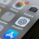 OpenAI y Meta trabajan en mejorar chatbots para ayudar a adolescentes en crisis
