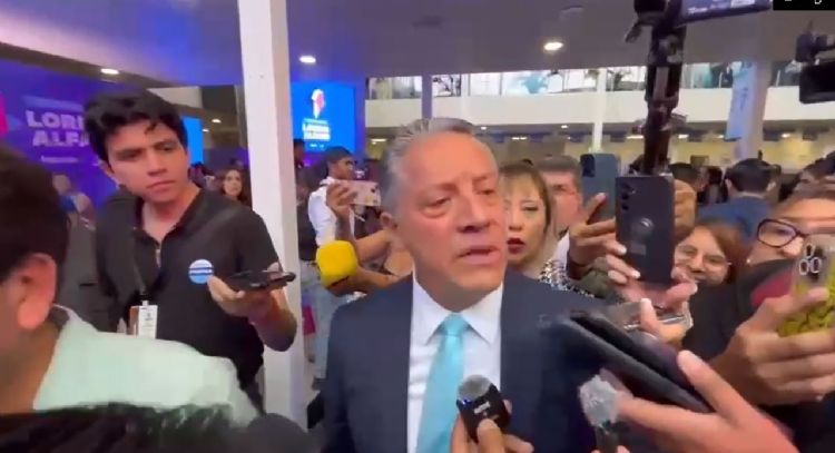 Fiscal da manotazo a reportero que preguntó por fiesta en instalaciones de la FGE Guanajuato (Video)