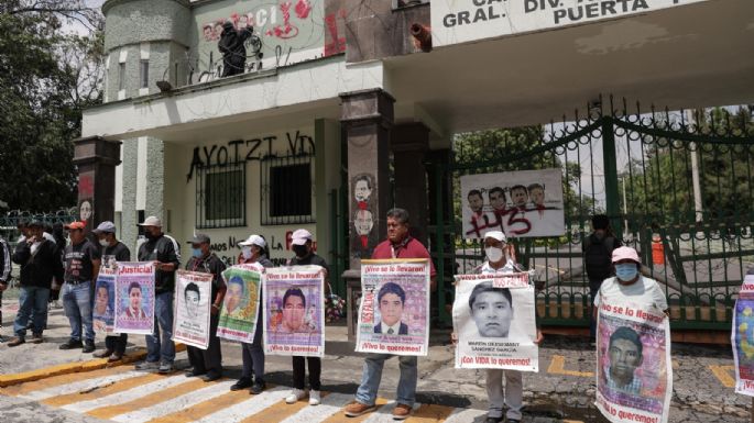 Ayotzinapa: Derriban puerta del Campo Militar 1 en CDMX e incendian camión (Video y fotogalería)