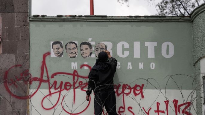 Ayotzinapa: Derriban puerta del Campo Militar 1 en CDMX e incendian camión (Video y fotogalería)