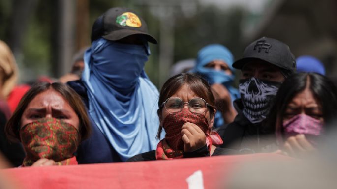 Ayotzinapa: Derriban puerta del Campo Militar 1 en CDMX e incendian camión (Video y fotogalería)