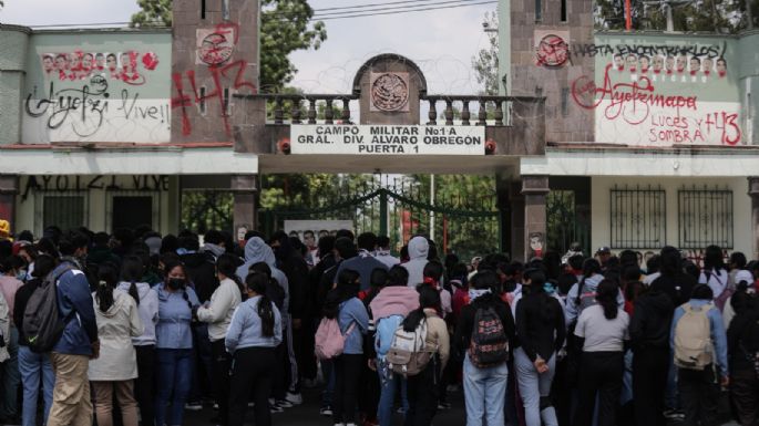 Ayotzinapa: Derriban puerta del Campo Militar 1 en CDMX e incendian camión (Video y fotogalería)